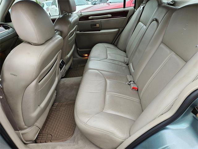 used 2005 Lincoln Town Car car, priced at $5,995