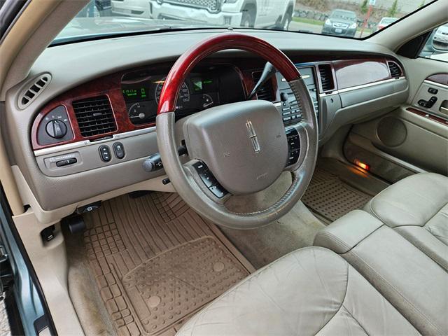 used 2005 Lincoln Town Car car, priced at $5,995