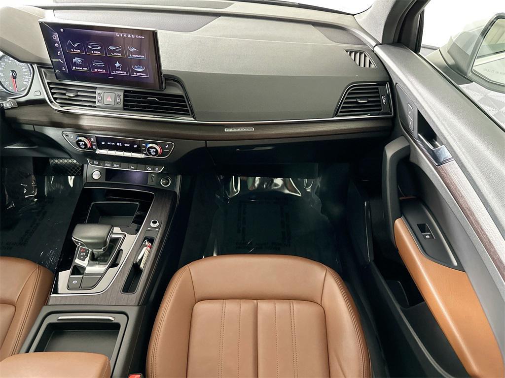 2022 Florett Silver Metallic Audi Q5
