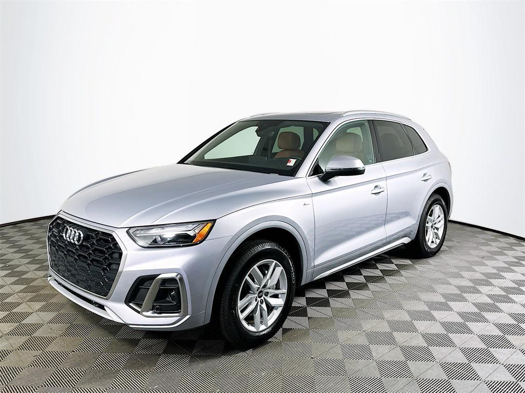 2022 Florett Silver Metallic Audi Q5