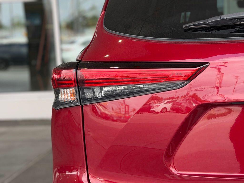 used 2021 Toyota Highlander car, priced at $31,400