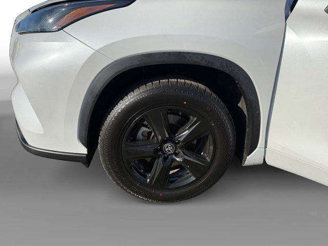 used 2022 Toyota Highlander car, priced at $25,399