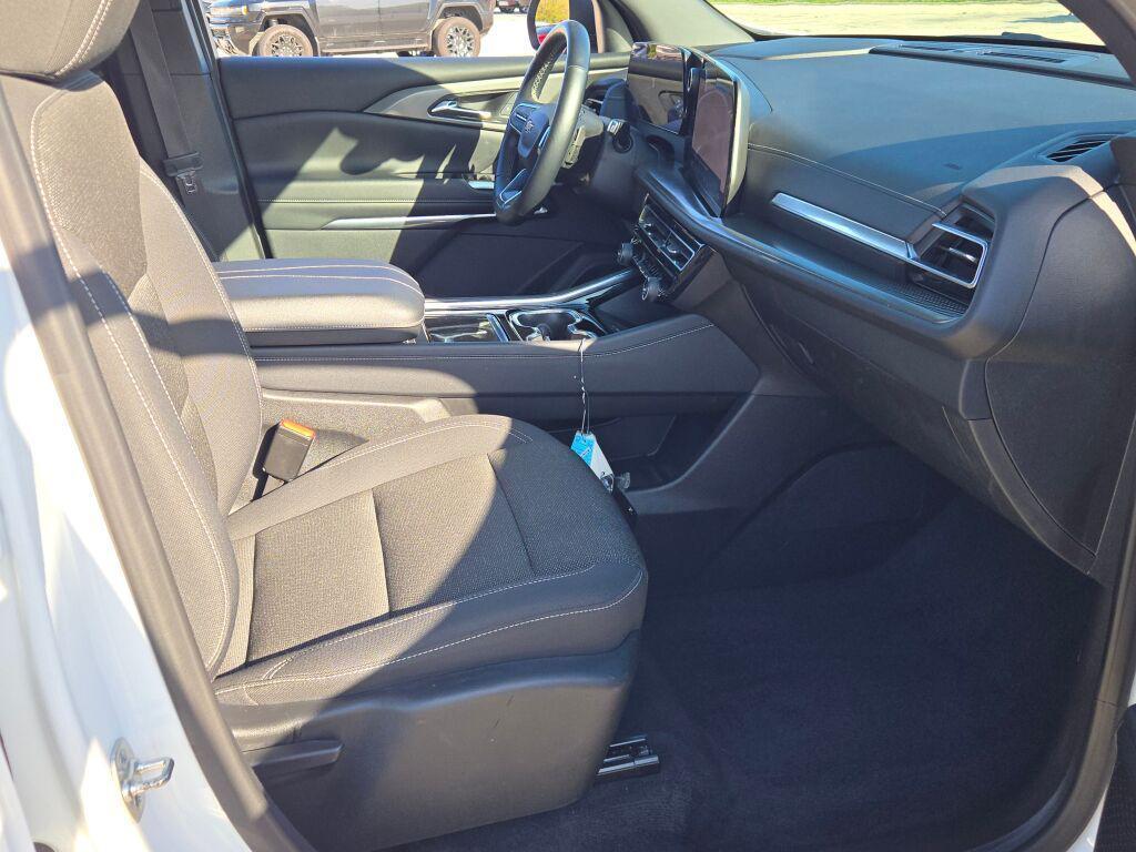 used 2024 Chevrolet Traverse car, priced at $33,799