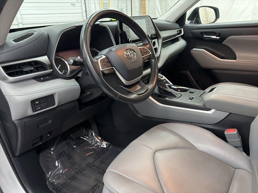 used 2022 Toyota Highlander car, priced at $28,500