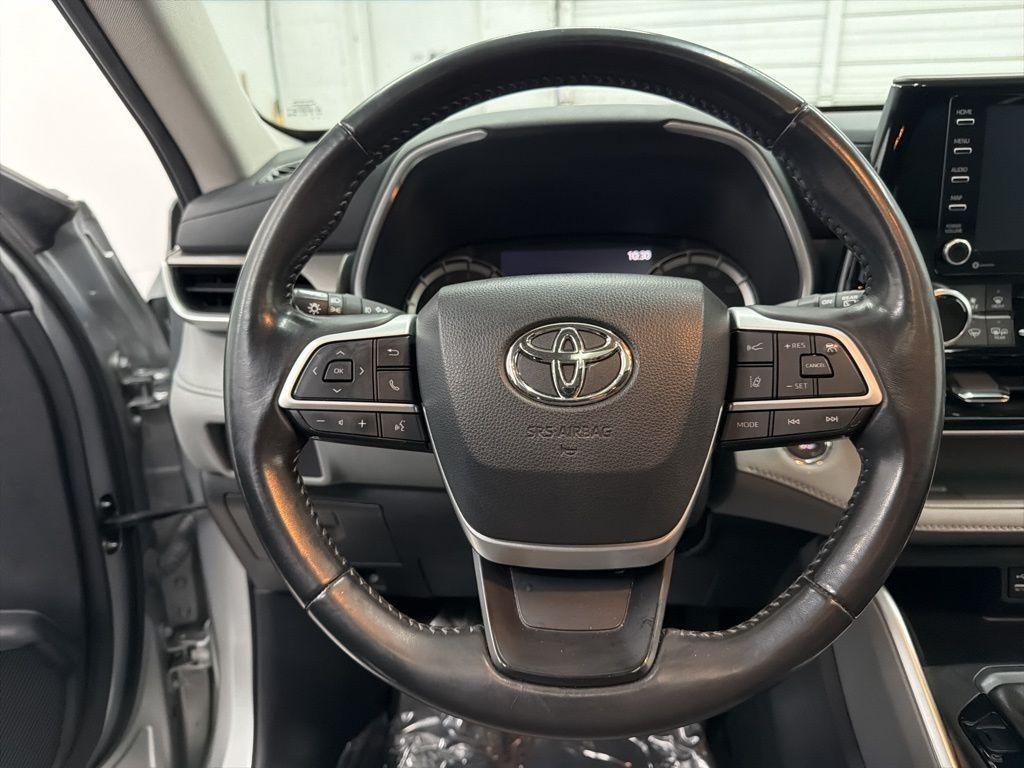 used 2022 Toyota Highlander car, priced at $28,500