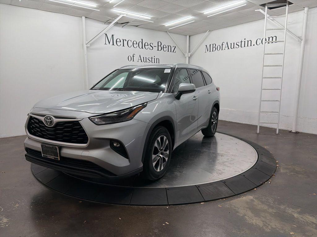 used 2022 Toyota Highlander car, priced at $28,500