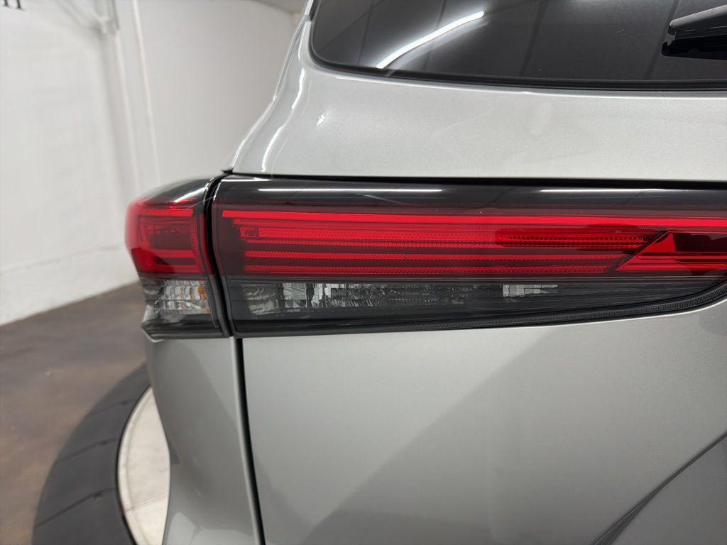 used 2022 Toyota Highlander car, priced at $28,500