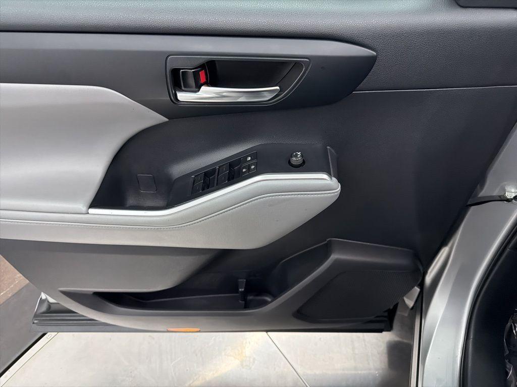 used 2022 Toyota Highlander car, priced at $28,500