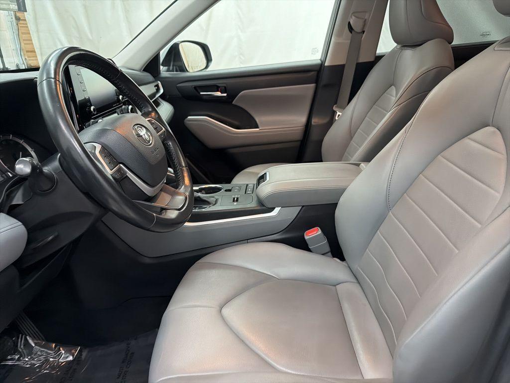 used 2022 Toyota Highlander car, priced at $28,500