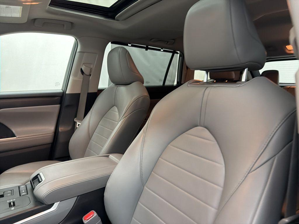 used 2022 Toyota Highlander car, priced at $28,500