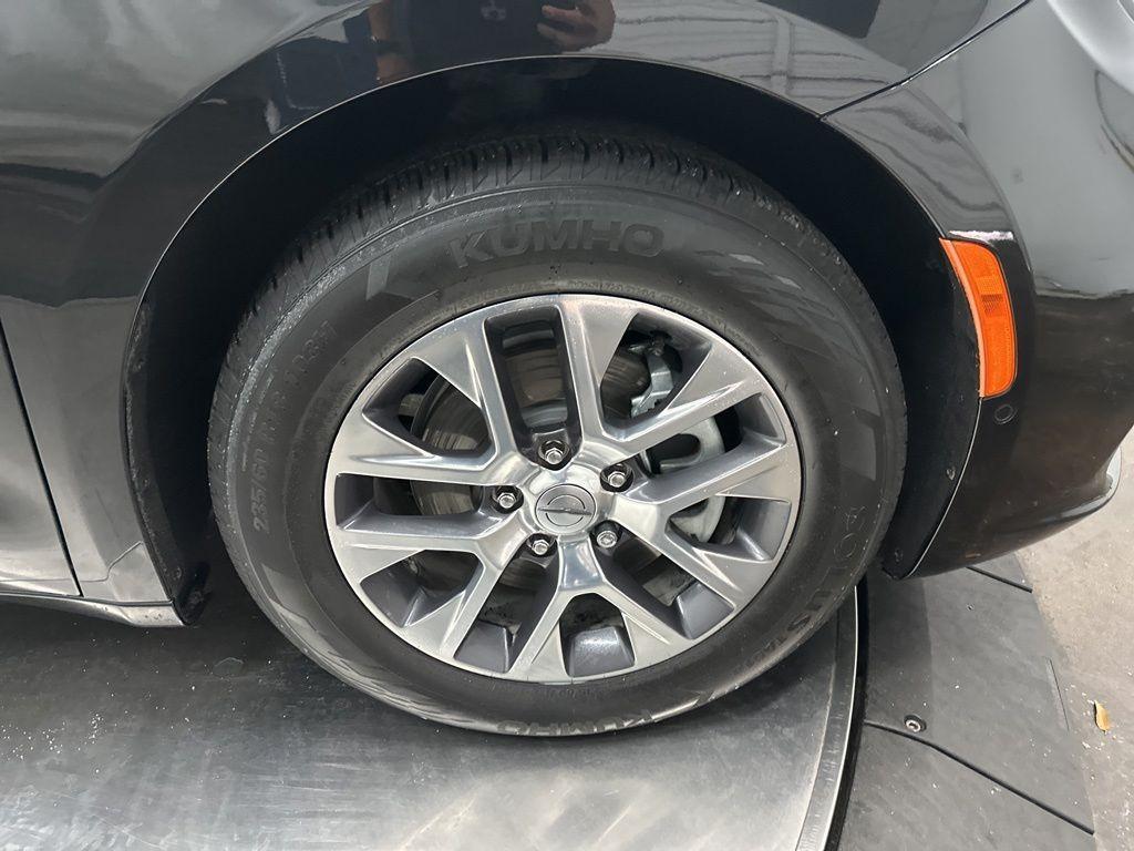 used 2021 Chrysler Pacifica Hybrid car, priced at $28,125