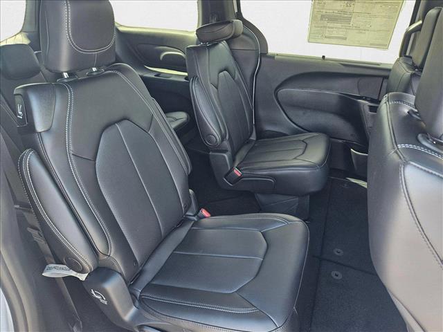 new 2025 Chrysler Pacifica car, priced at $39,292