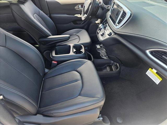 new 2025 Chrysler Pacifica car, priced at $39,292