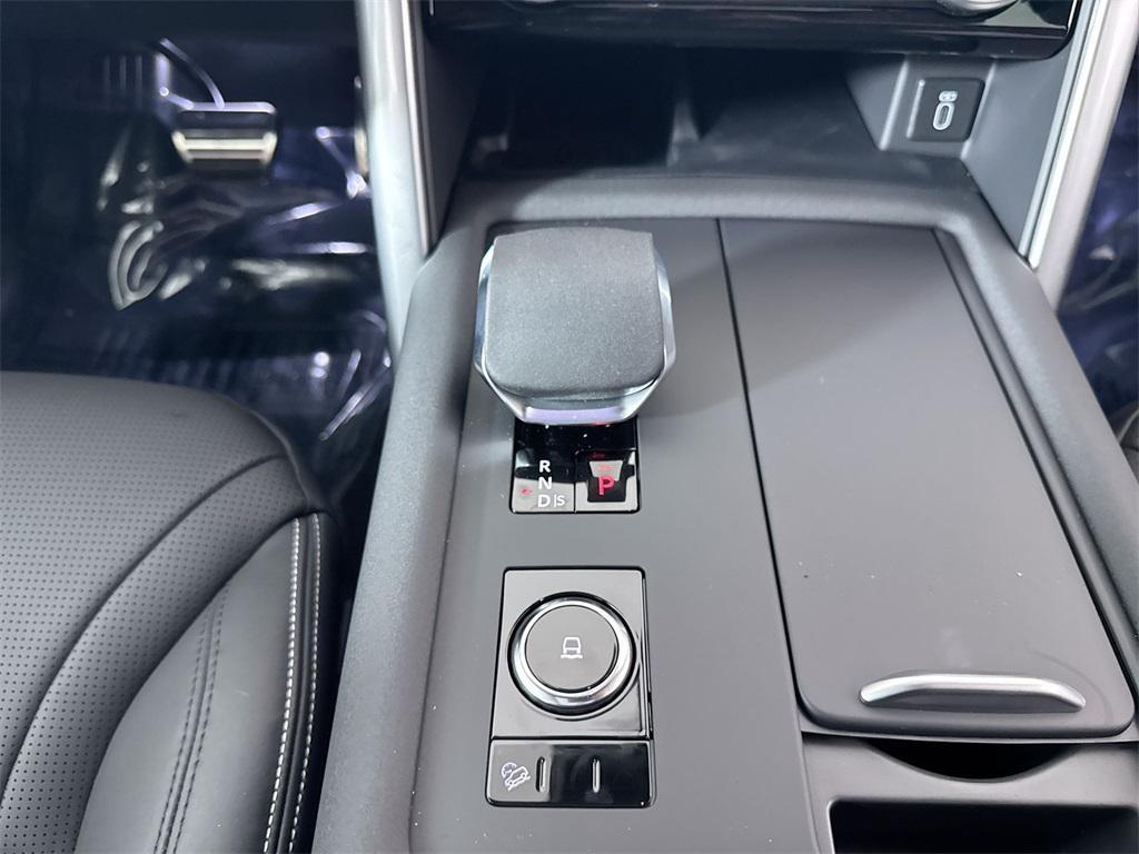 new 2026 Land Rover Discovery car, priced at $78,501