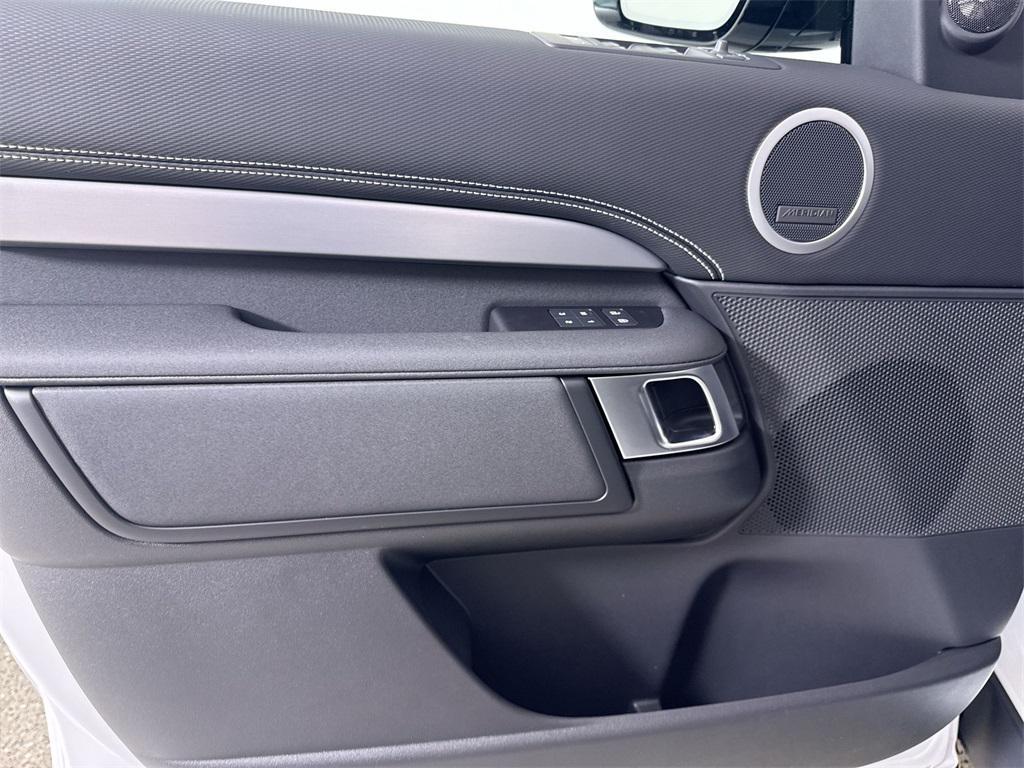 new 2026 Land Rover Discovery car, priced at $78,501