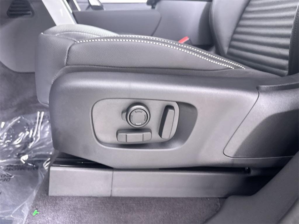 new 2025 Land Rover Discovery car, priced at $75,943