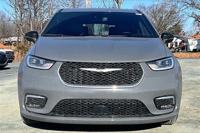 used 2025 Chrysler Pacifica car, priced at $34,131