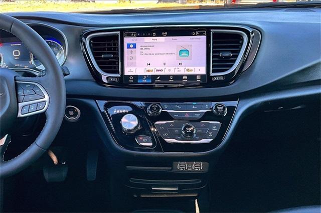 used 2025 Chrysler Pacifica car, priced at $33,994