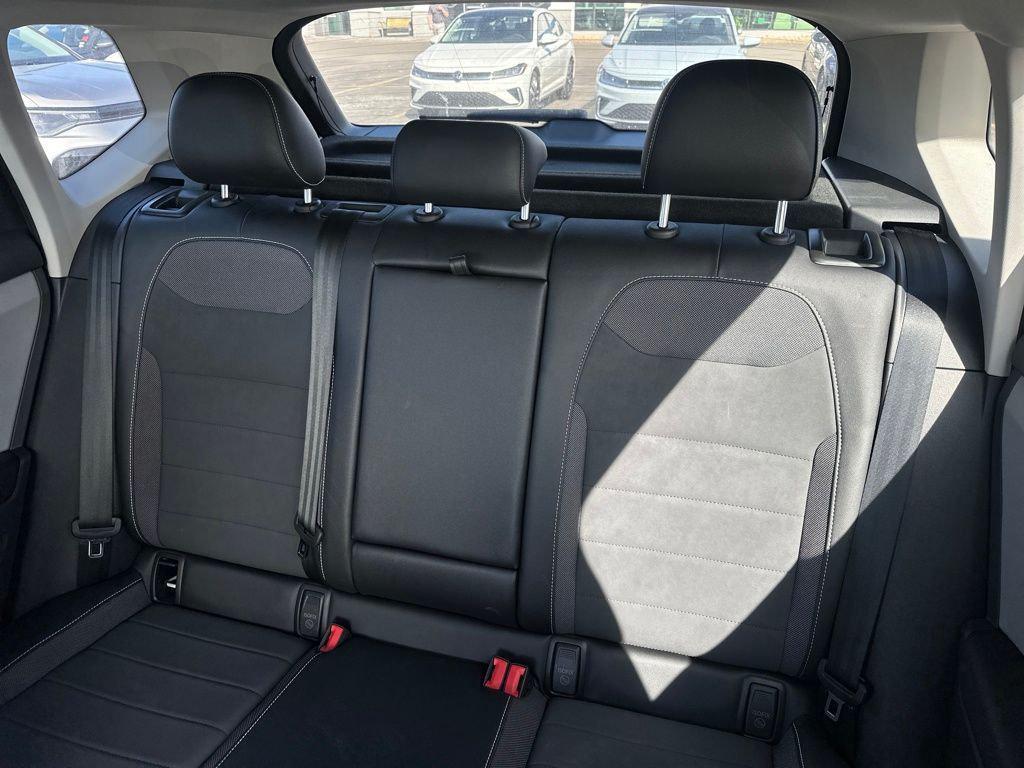 Pure White 2023 Volkswagen Taos 1.5T SE