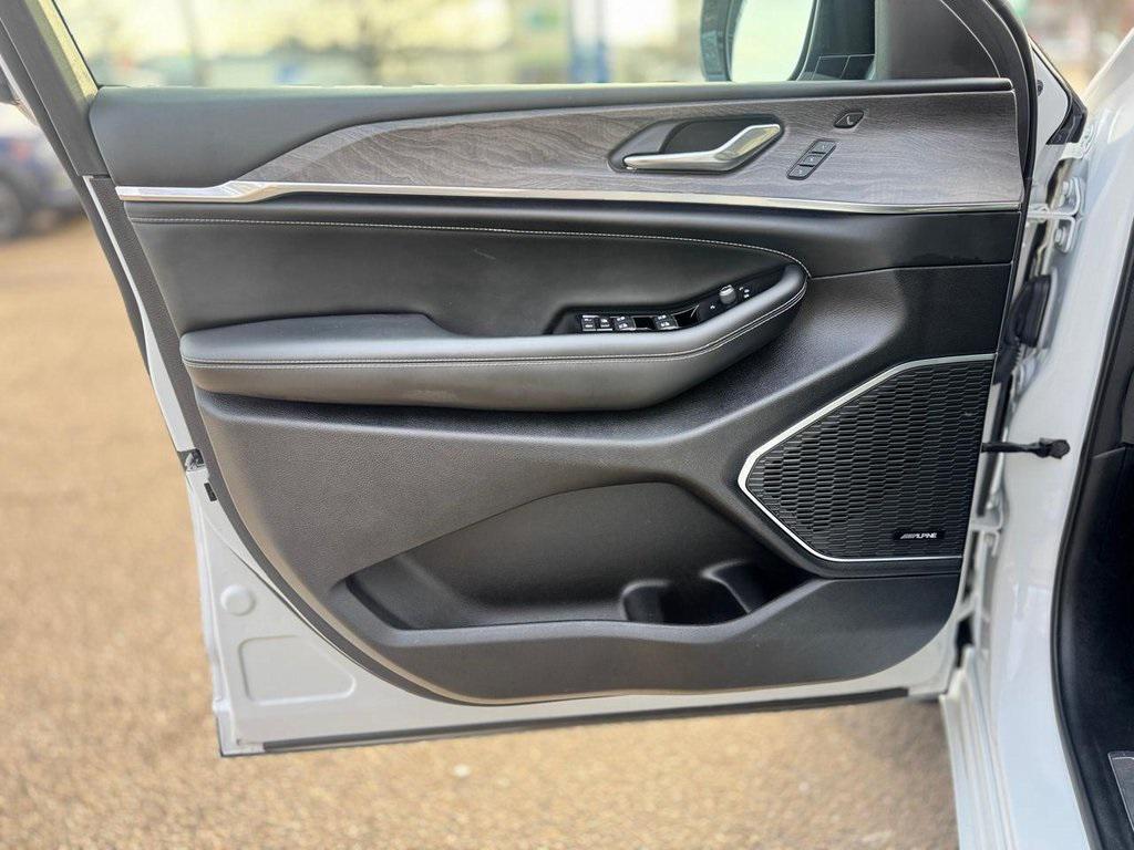 used 2024 Jeep Grand Cherokee car, priced at $37,900