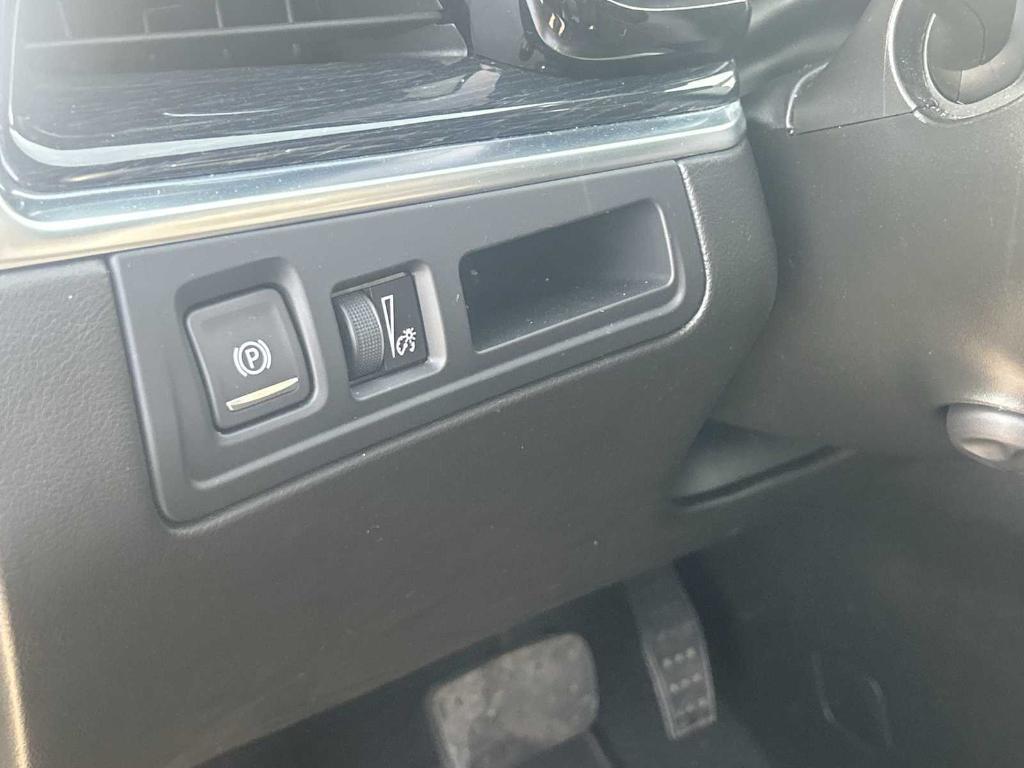 used 2025 Cadillac XT5 car, priced at $40,490