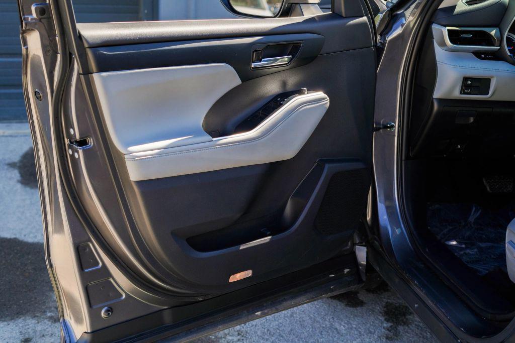 used 2022 Toyota Highlander Hybrid car, priced at $33,999