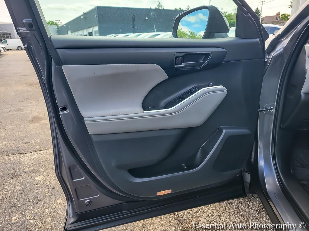 used 2023 Toyota Highlander car, priced at $30,889