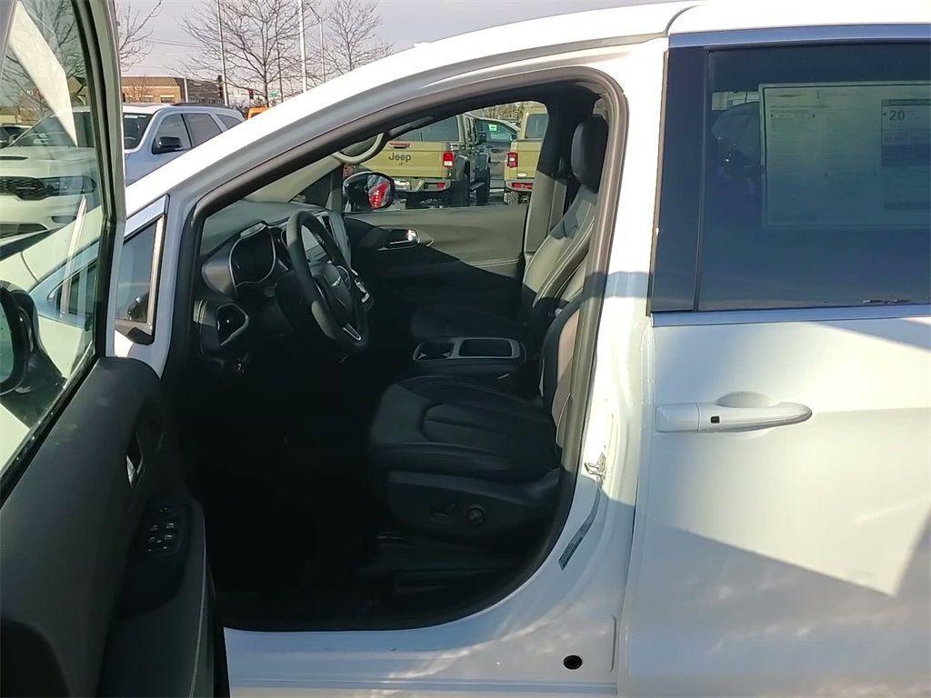 used 2025 Chrysler Pacifica car, priced at $29,997