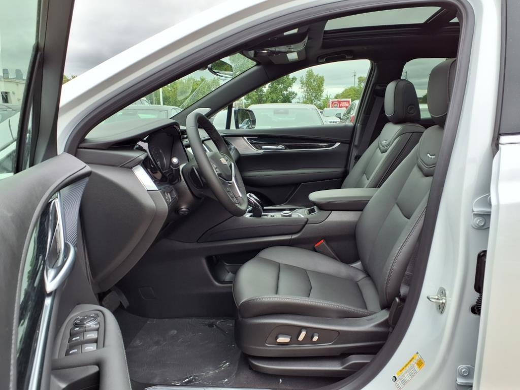 new 2025 Cadillac XT5 car, priced at $50,553