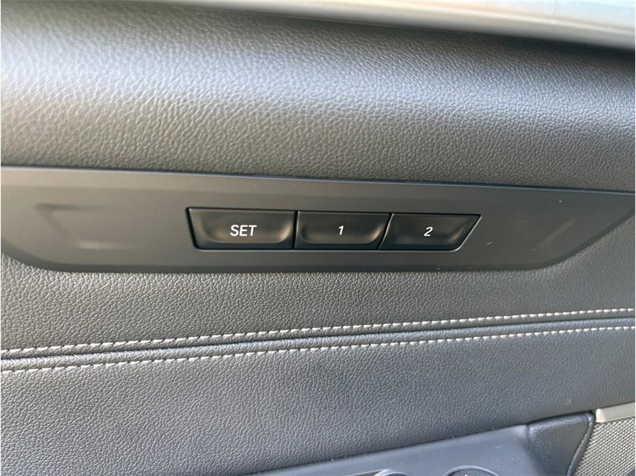 BMW 5 Series view 26