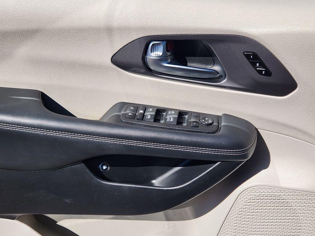 used 2024 Chrysler Pacifica Hybrid car, priced at $25,987