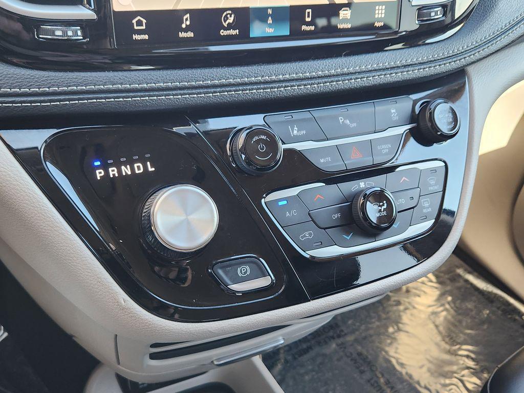 used 2024 Chrysler Pacifica Hybrid car, priced at $25,987