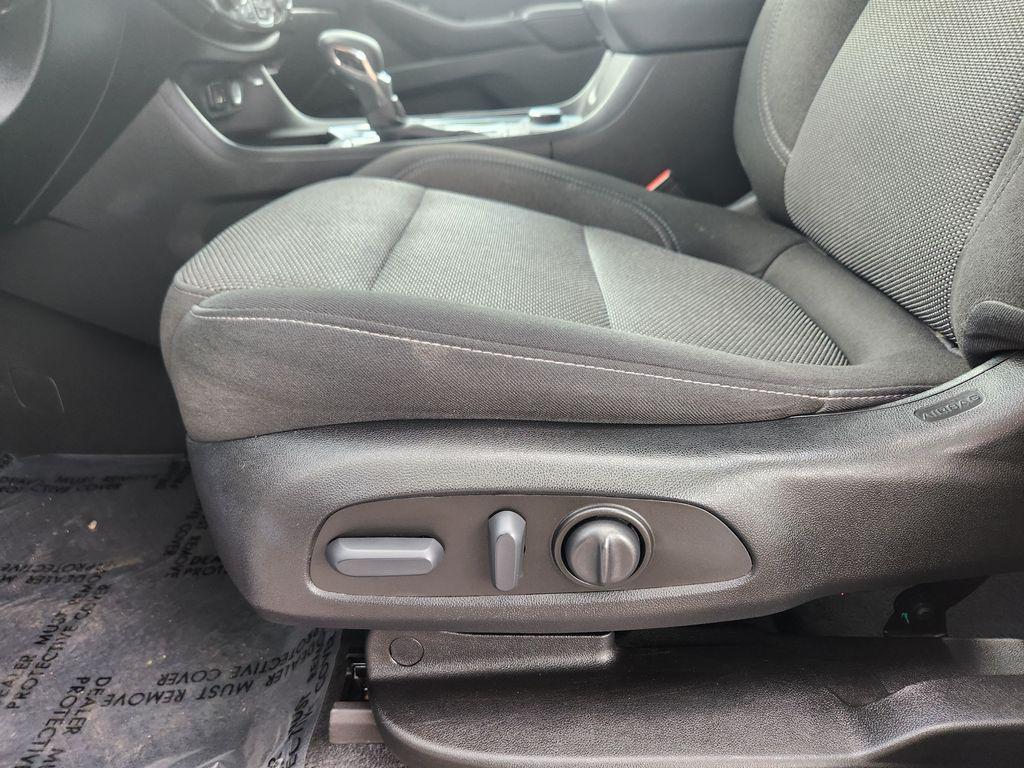 used 2023 Chevrolet Traverse car, priced at $29,299
