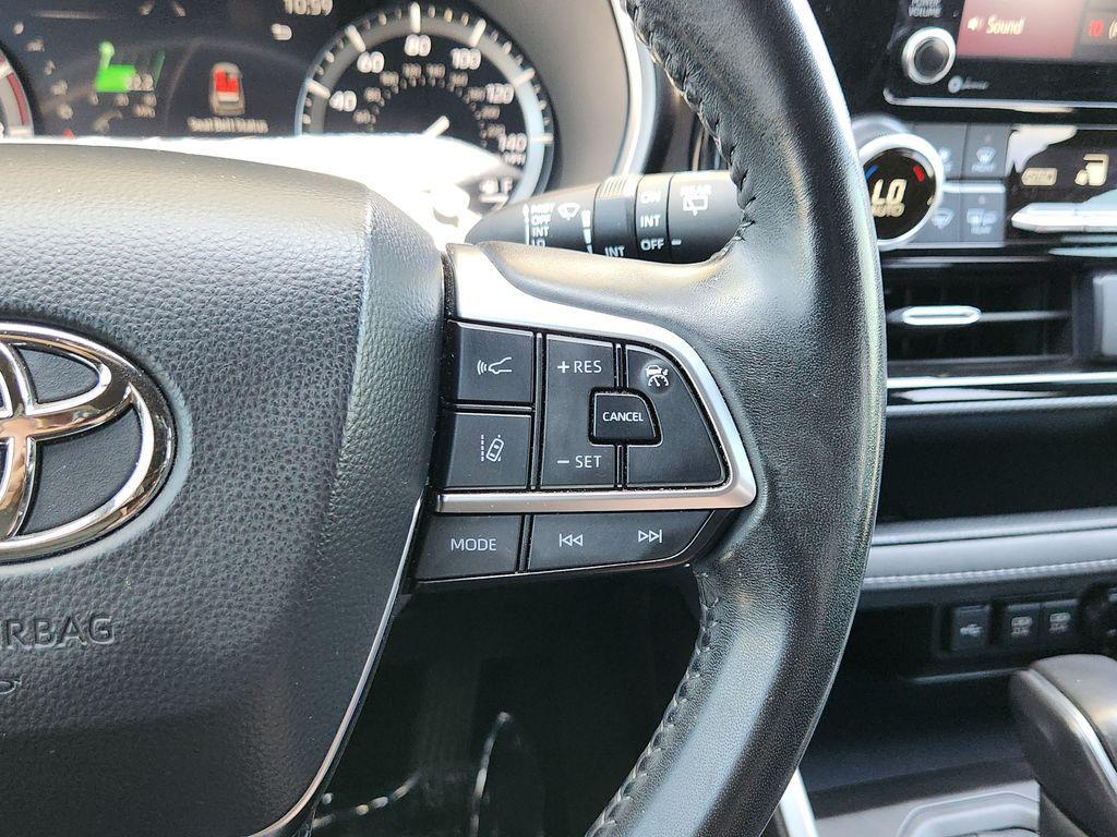 used 2021 Toyota Highlander car, priced at $33,907