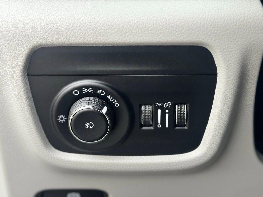 used 2022 Jeep Grand Cherokee car, priced at $39,590