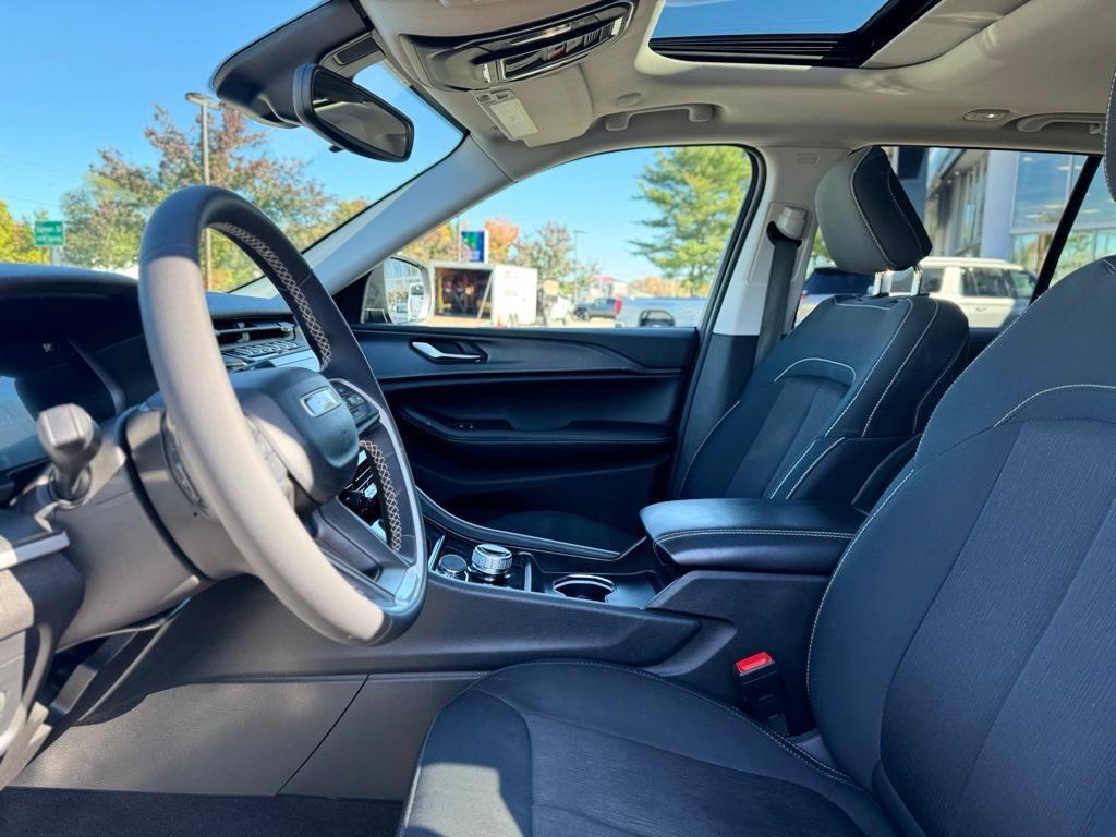 used 2024 Jeep Grand Cherokee car, priced at $25,595