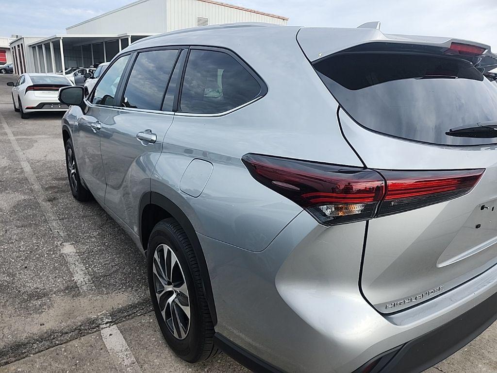used 2025 Toyota Highlander car, priced at $41,998