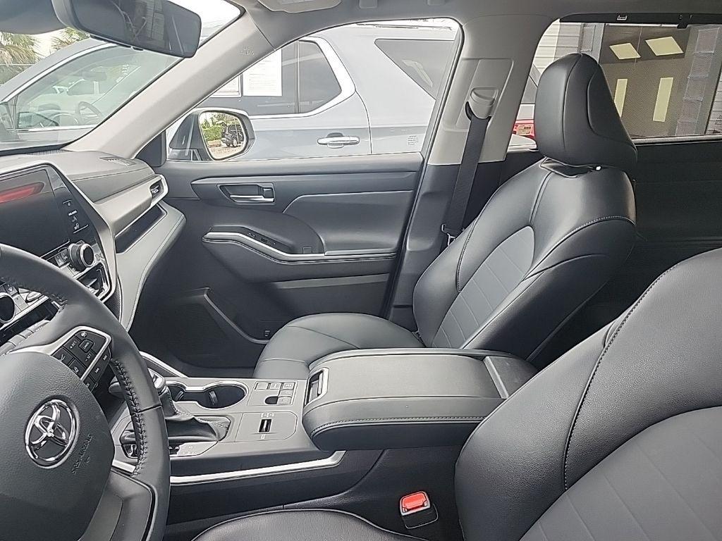 used 2025 Toyota Highlander car, priced at $41,998