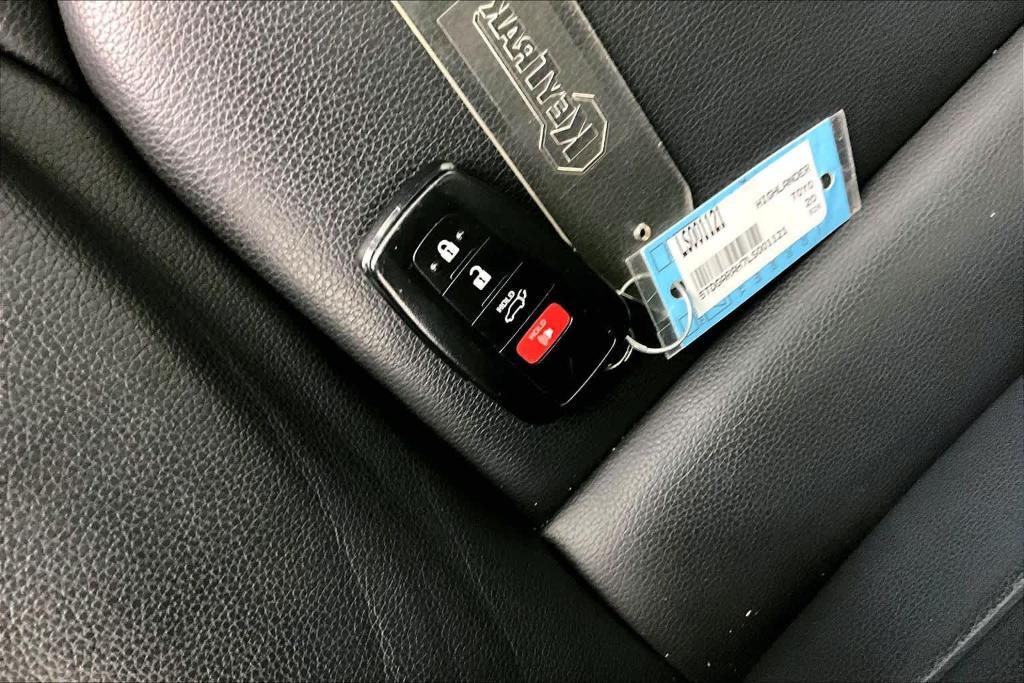 used 2020 Toyota Highlander Hybrid car, priced at $25,995