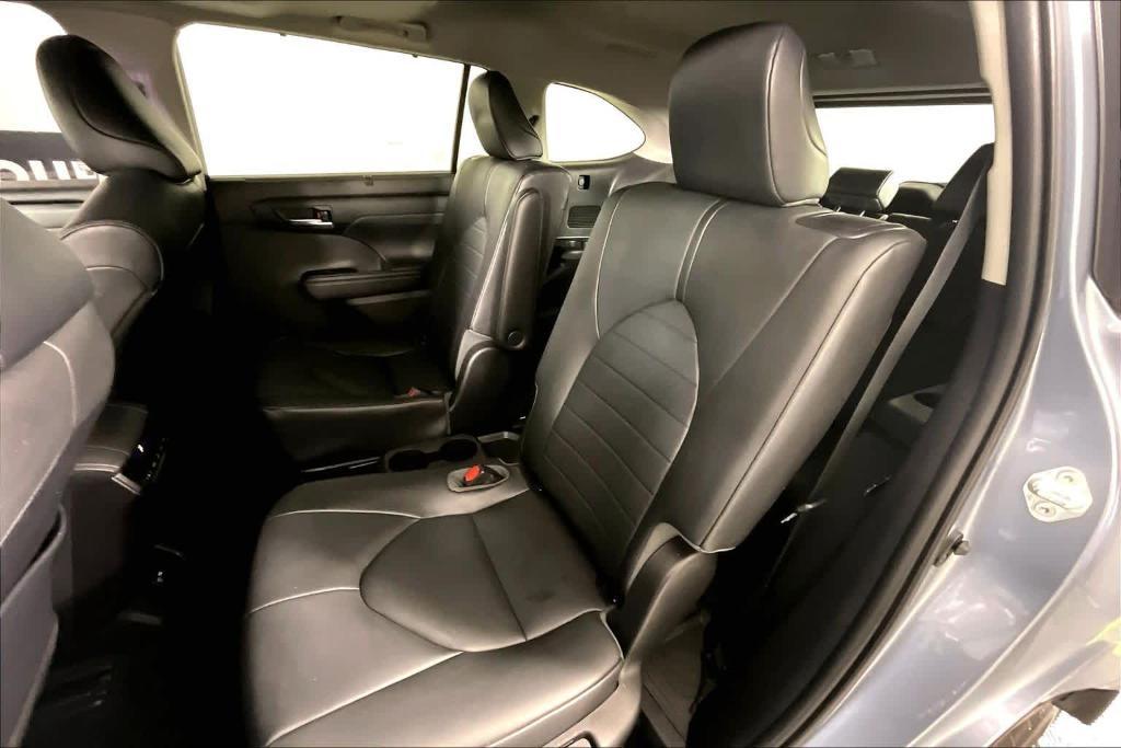 used 2020 Toyota Highlander Hybrid car, priced at $25,995