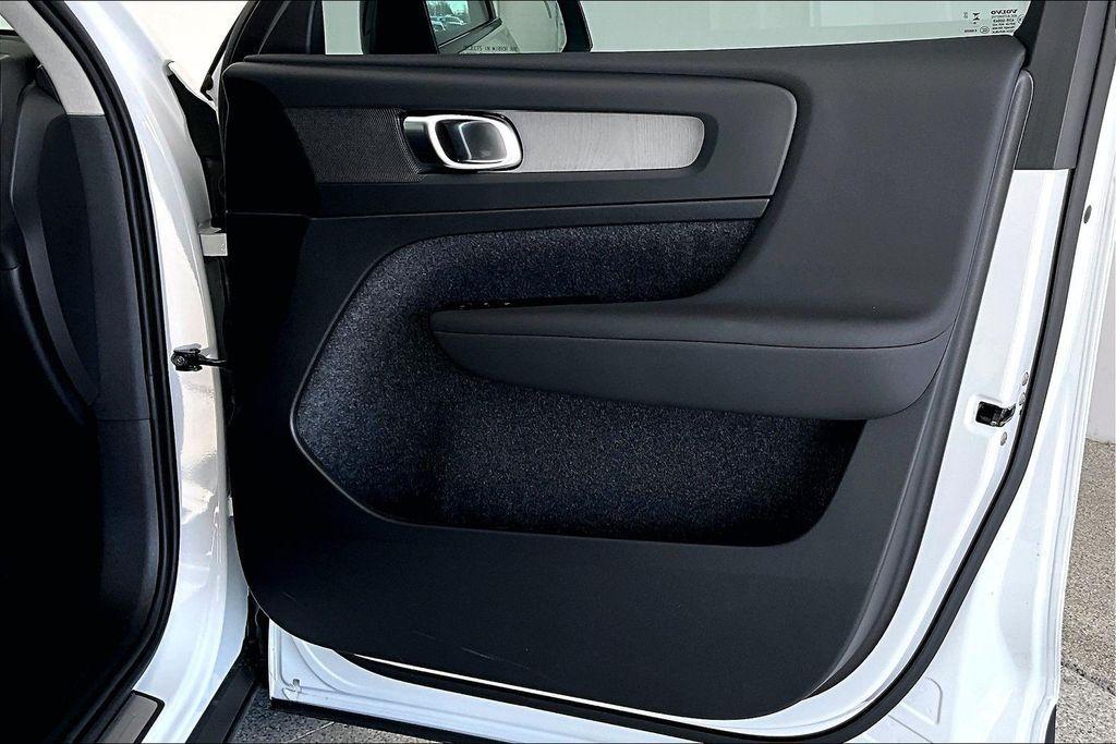 new 2026 Volvo XC40 car