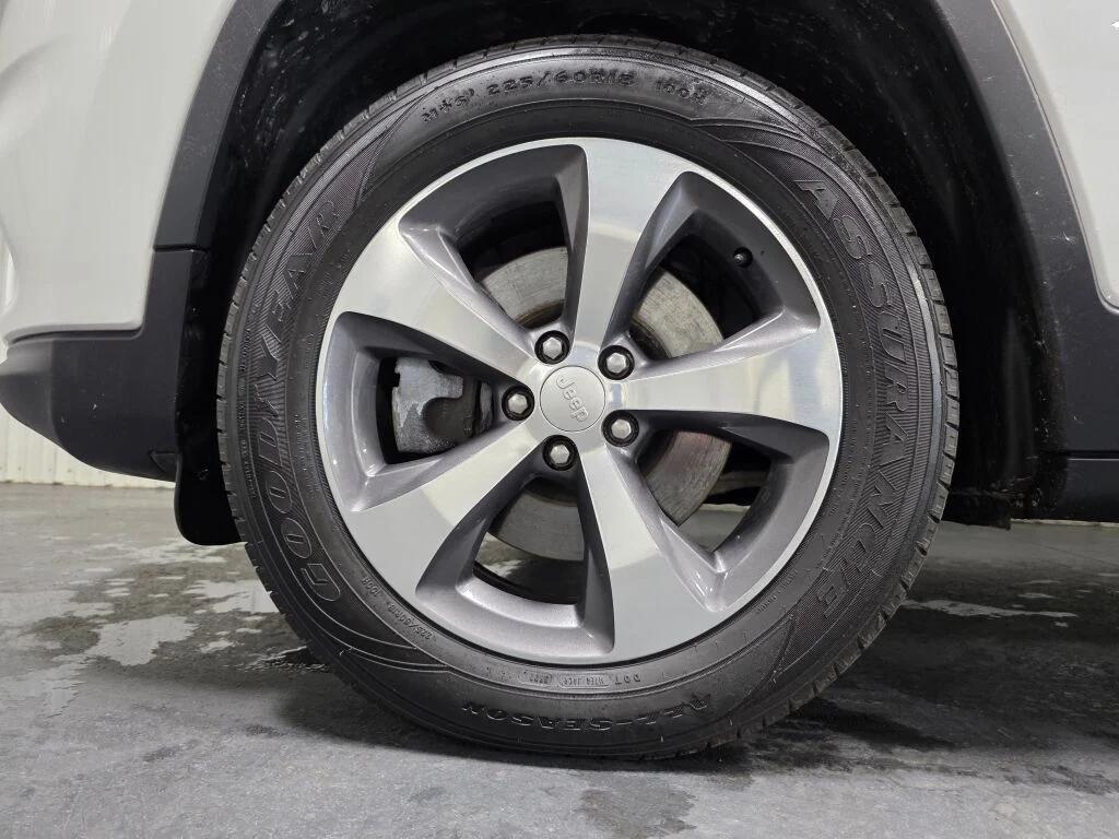 used 2019 Jeep Cherokee car, priced at $17,327