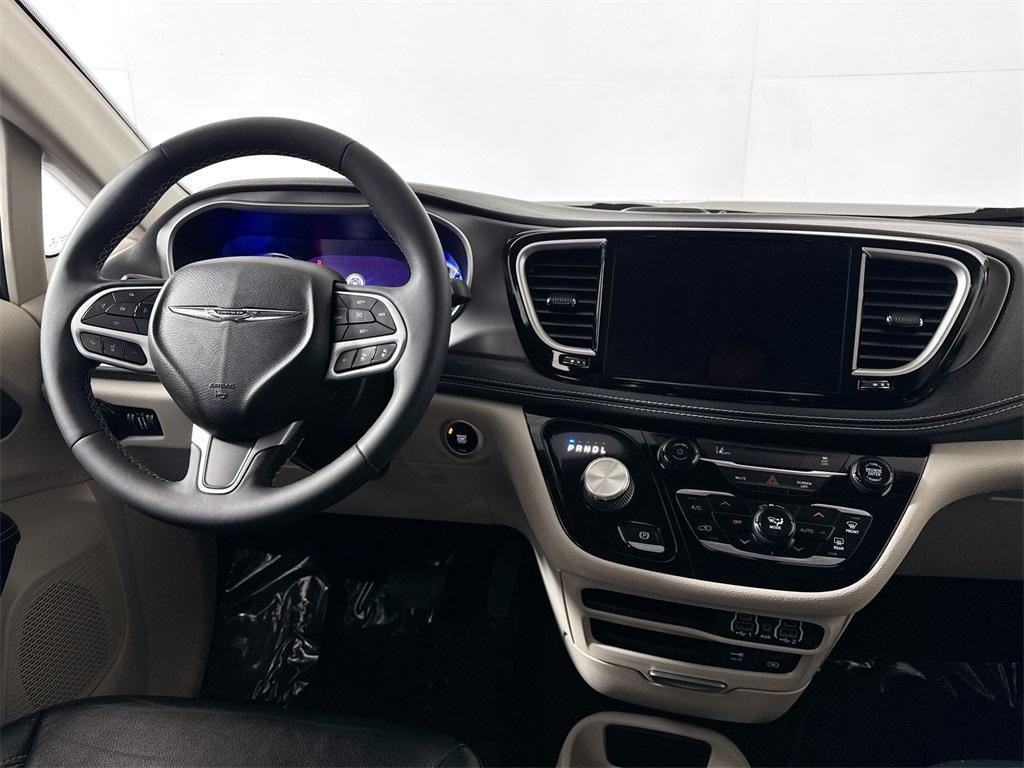 used 2022 Chrysler Pacifica Hybrid car, priced at $25,592