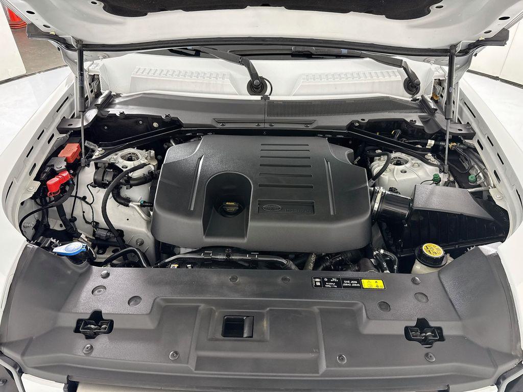 Land Rover Defender view 29