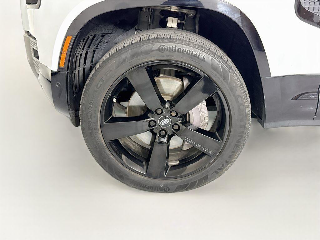 Land Rover Defender view 30