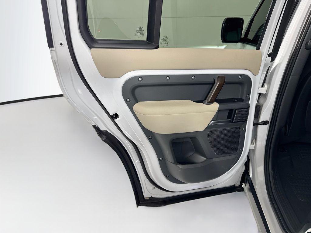 Land Rover Defender view 26