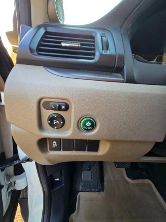 2016 White Diamond Pearl Honda Pilot