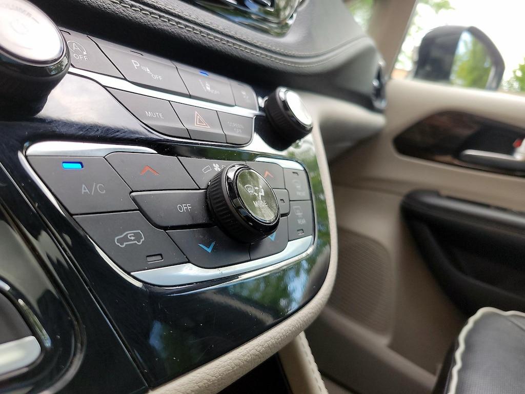 used 2023 Chrysler Pacifica car, priced at $30,998