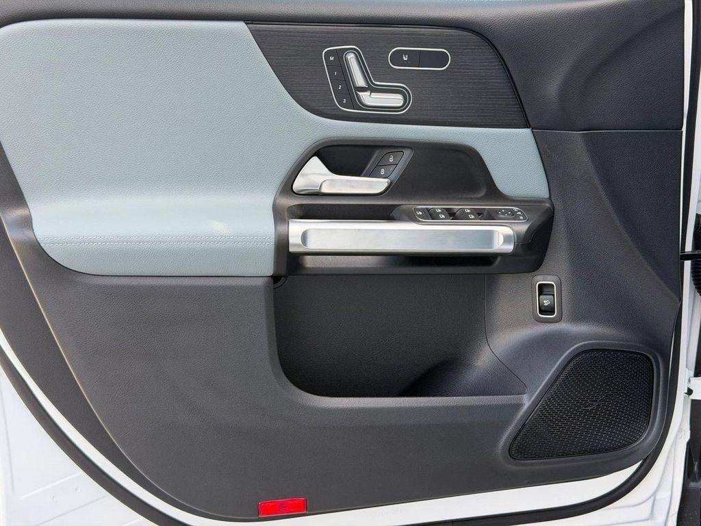 Mercedes-Benz GLB view 21