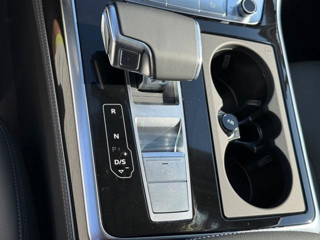 new 2025 Audi Q7 car, priced at $72,812